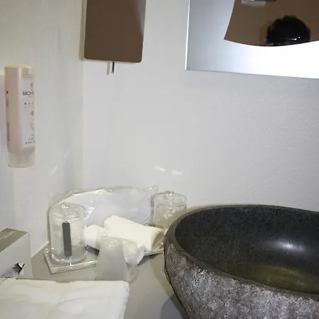 Bomotel